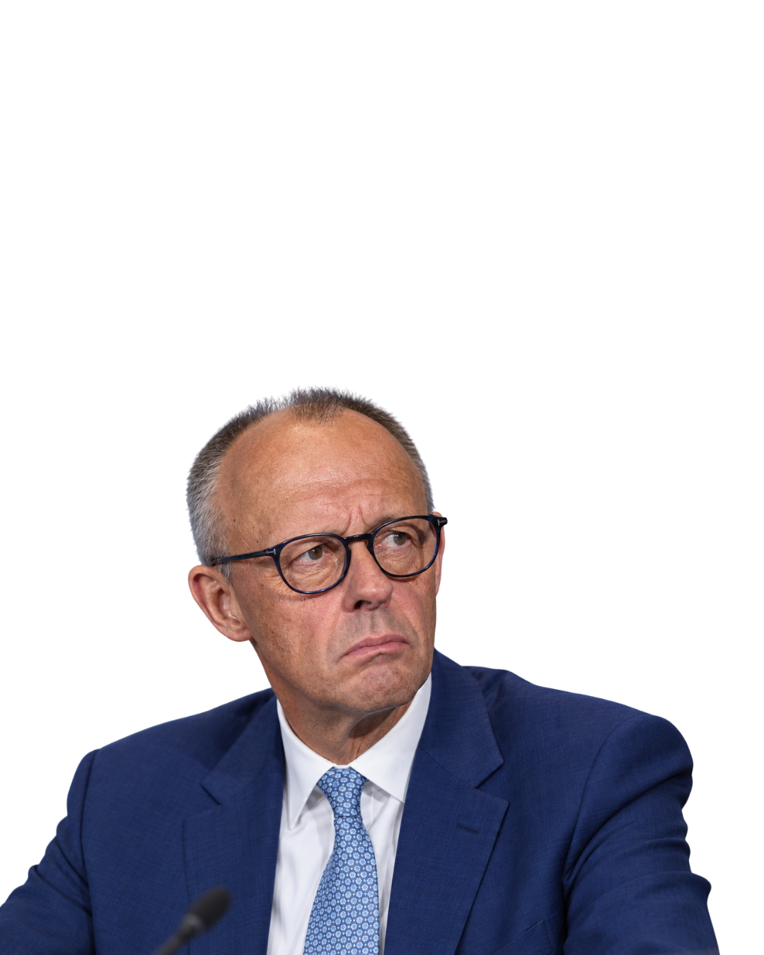 Friedrich Merz blickt ernst zur Seite